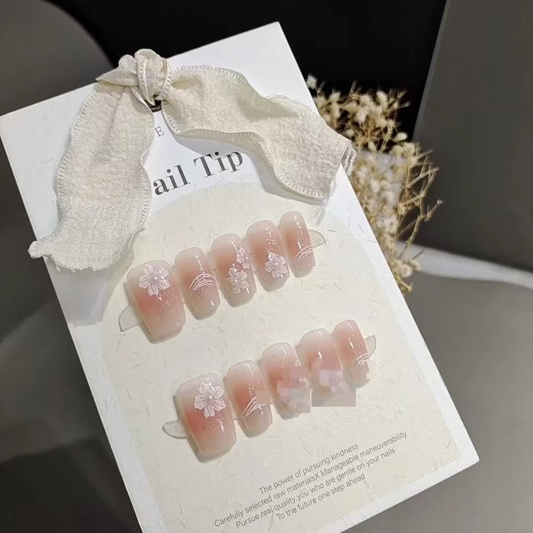 Handgeschilderde Bloemen Press-on Nails Korte Coffin Vorm Blush Design