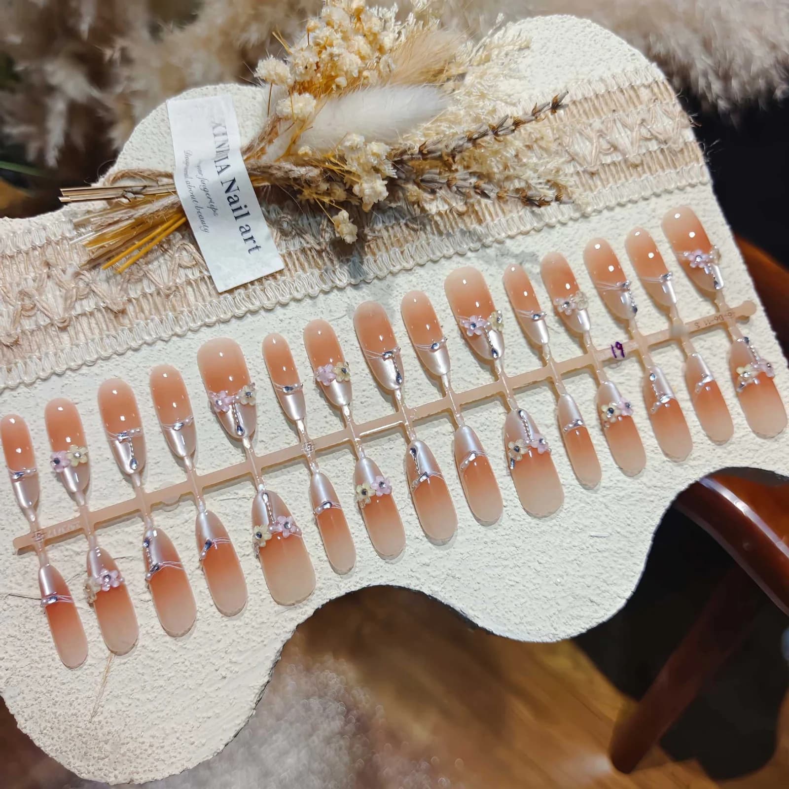 Bloemen Cat Eye Press-On Nails Lange Stiletto Vorm met Kristalaccenten