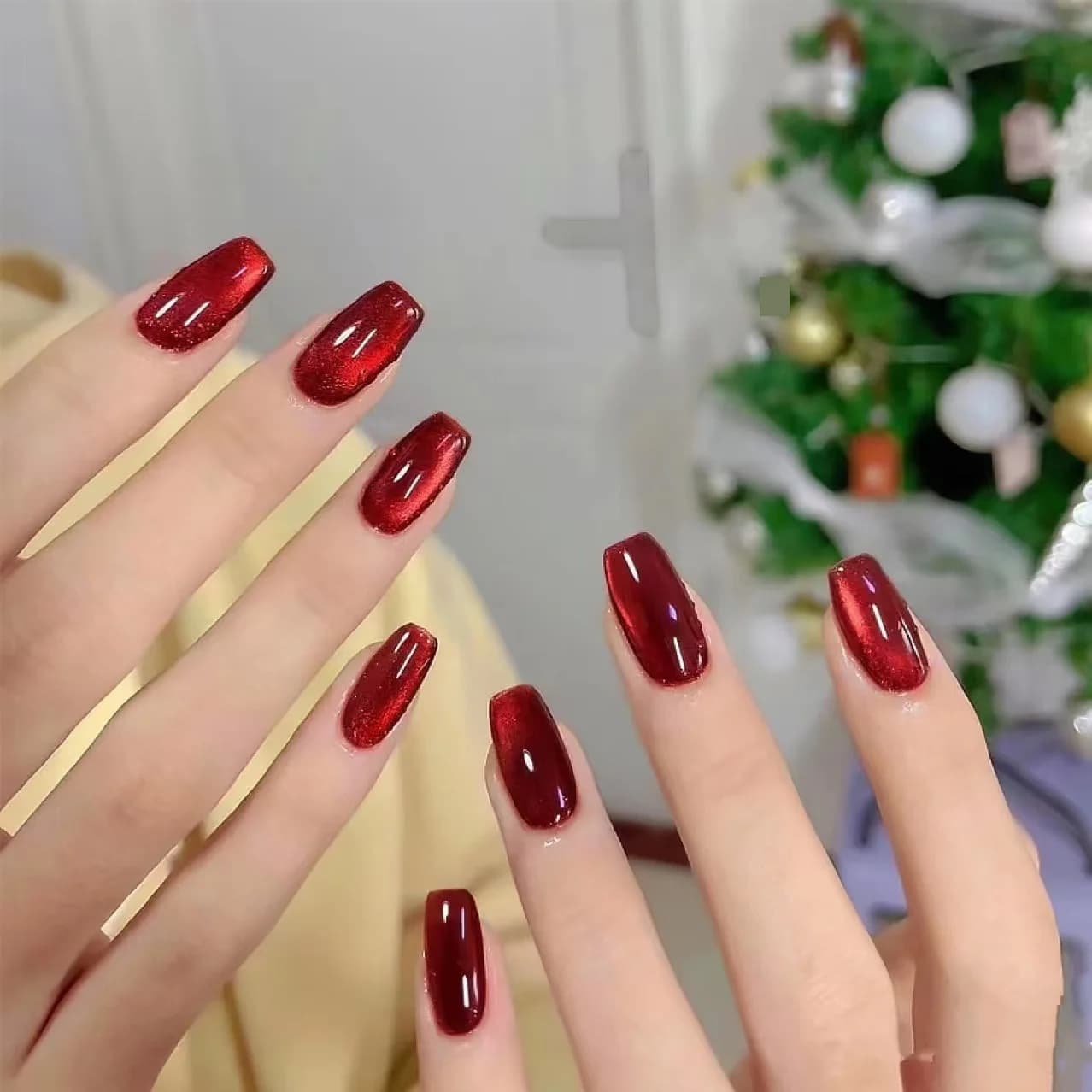 Rode Cat Eye Press-On Nails Kort en Medium Kistvorm