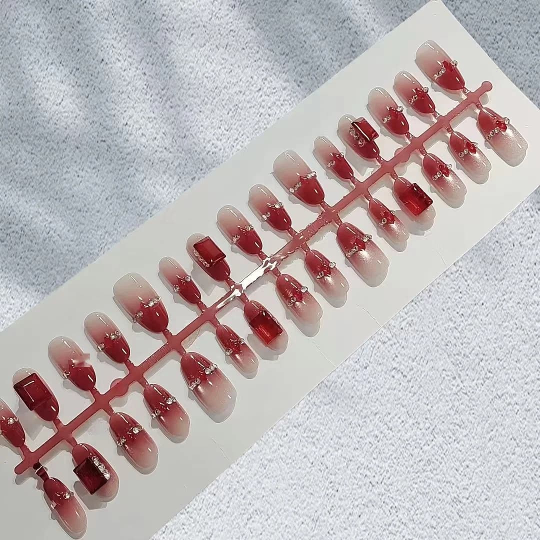 Rode Strass Cat Eye Press-On Nails Medium Ovaal 30 Stuks