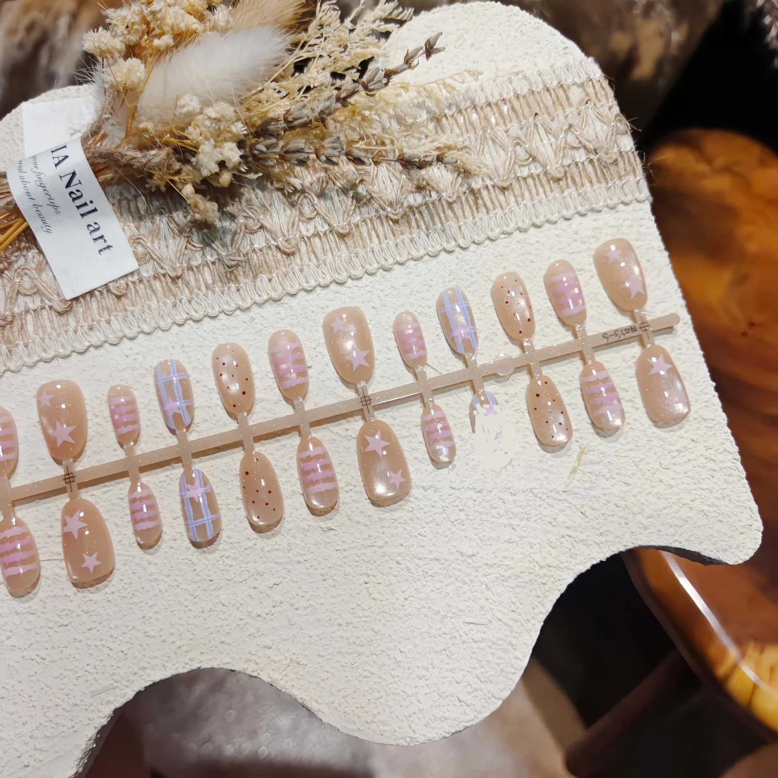 Korte Ovale Press-On Nagels met Sterren en Stippendessin