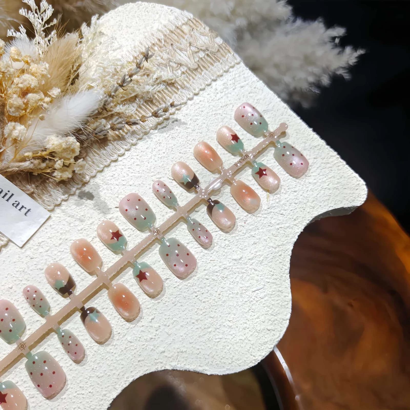 Korte ballet press-on nails mint katenoog met glaskraal design