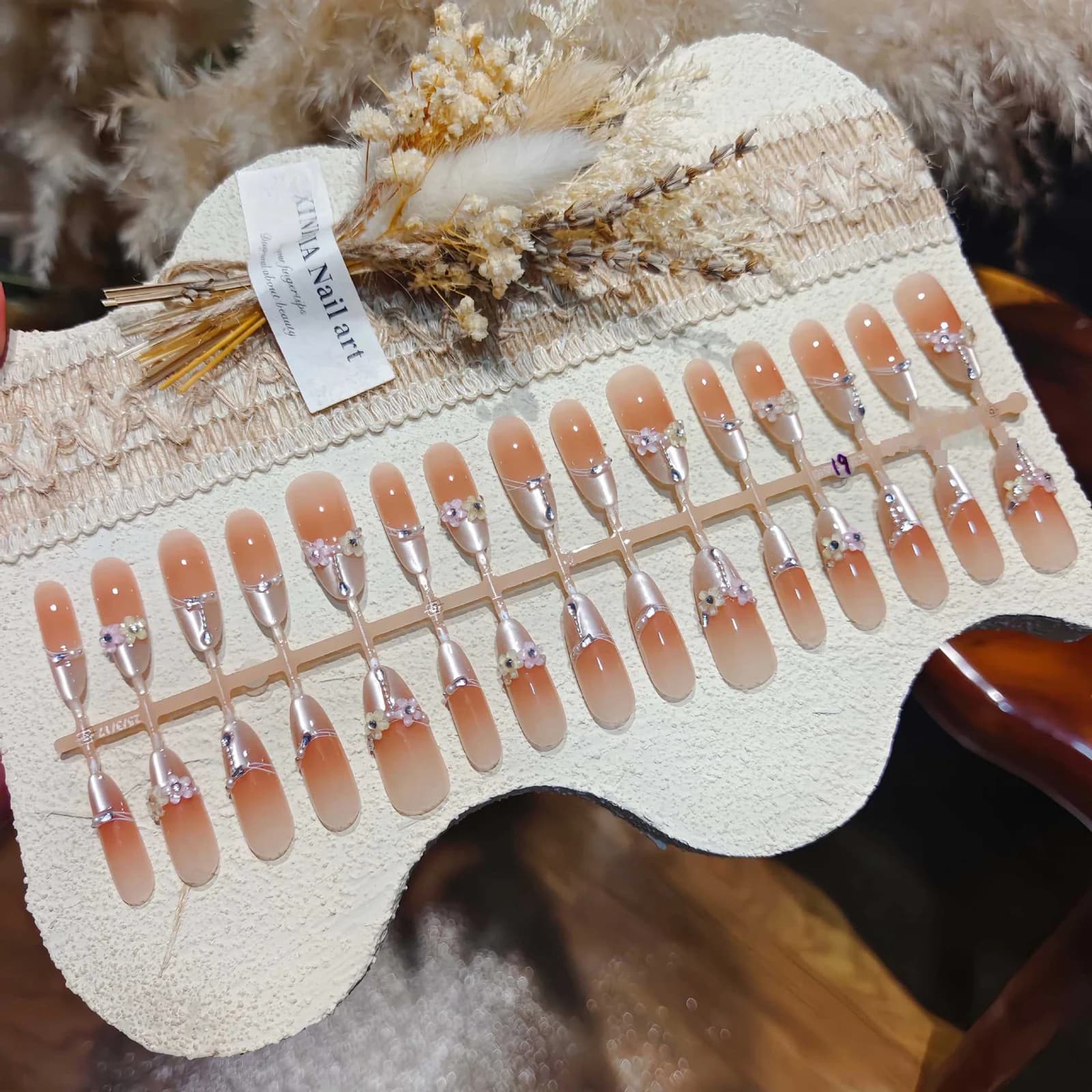 Bloemen Cat Eye Press-On Nails Lange Stiletto Vorm met Kristalaccenten