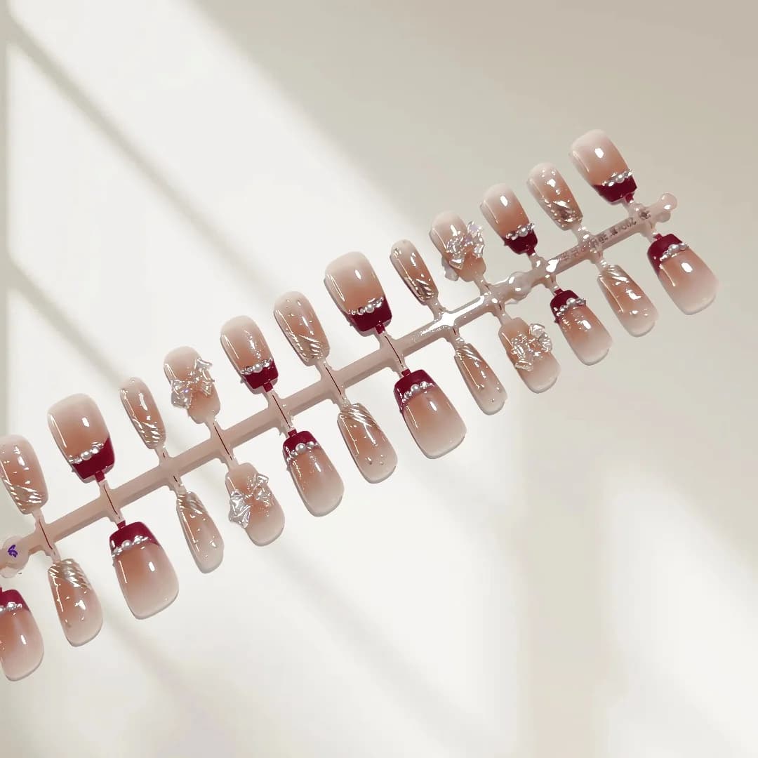 Korte French Tip Kunstnagels met Gouden Glitter en Strikdesign