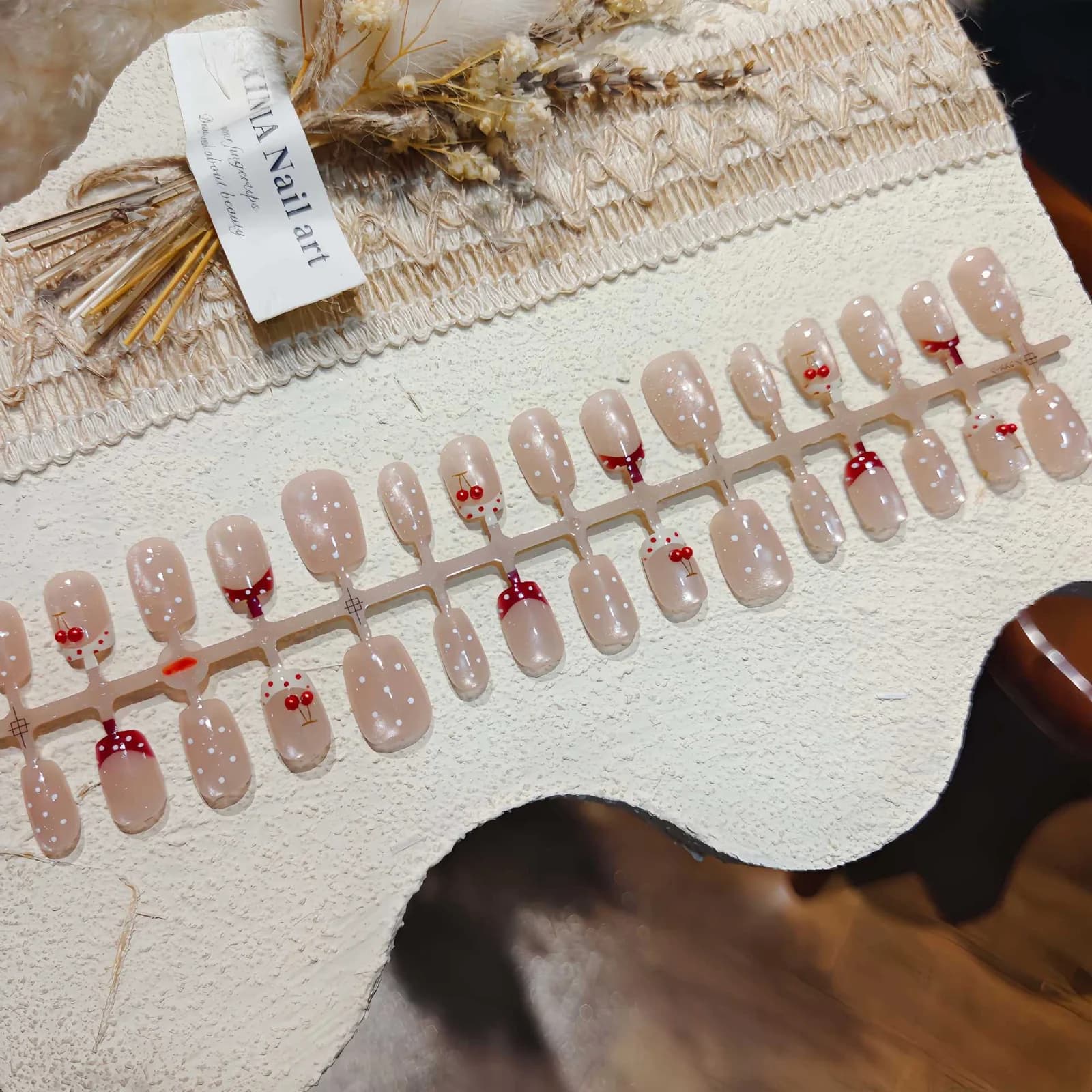 Press-on nails met stippen en kersen en strass, korte ballet-vorm
