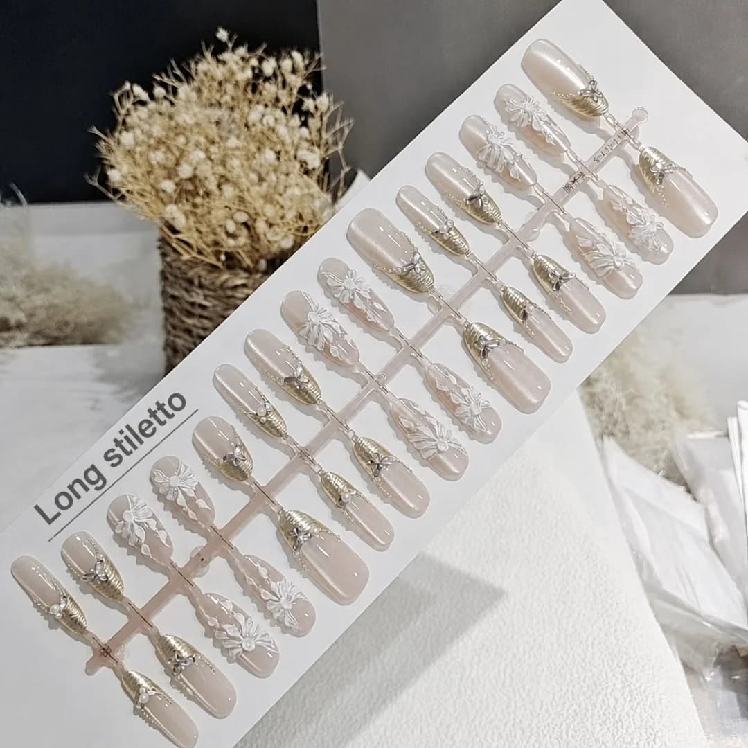 Press-on nagels met 3D vlinders en bloemen, lange stiletto vorm