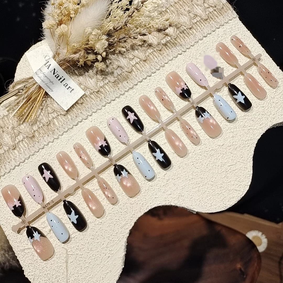 Cat Eye Ster Press-On Nails met Stippen, Zoete Manicure Stijl