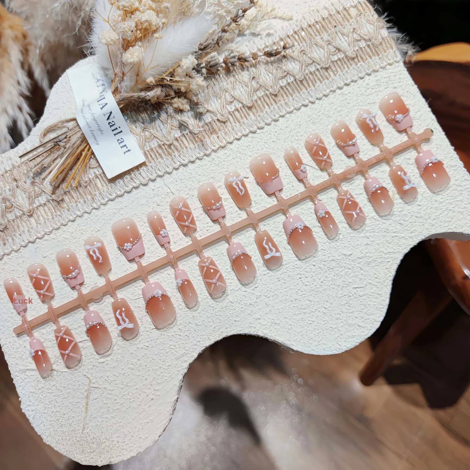 Roze French Tip Press-On Nails met Strik en Kettingdetails, Kort Vierkant