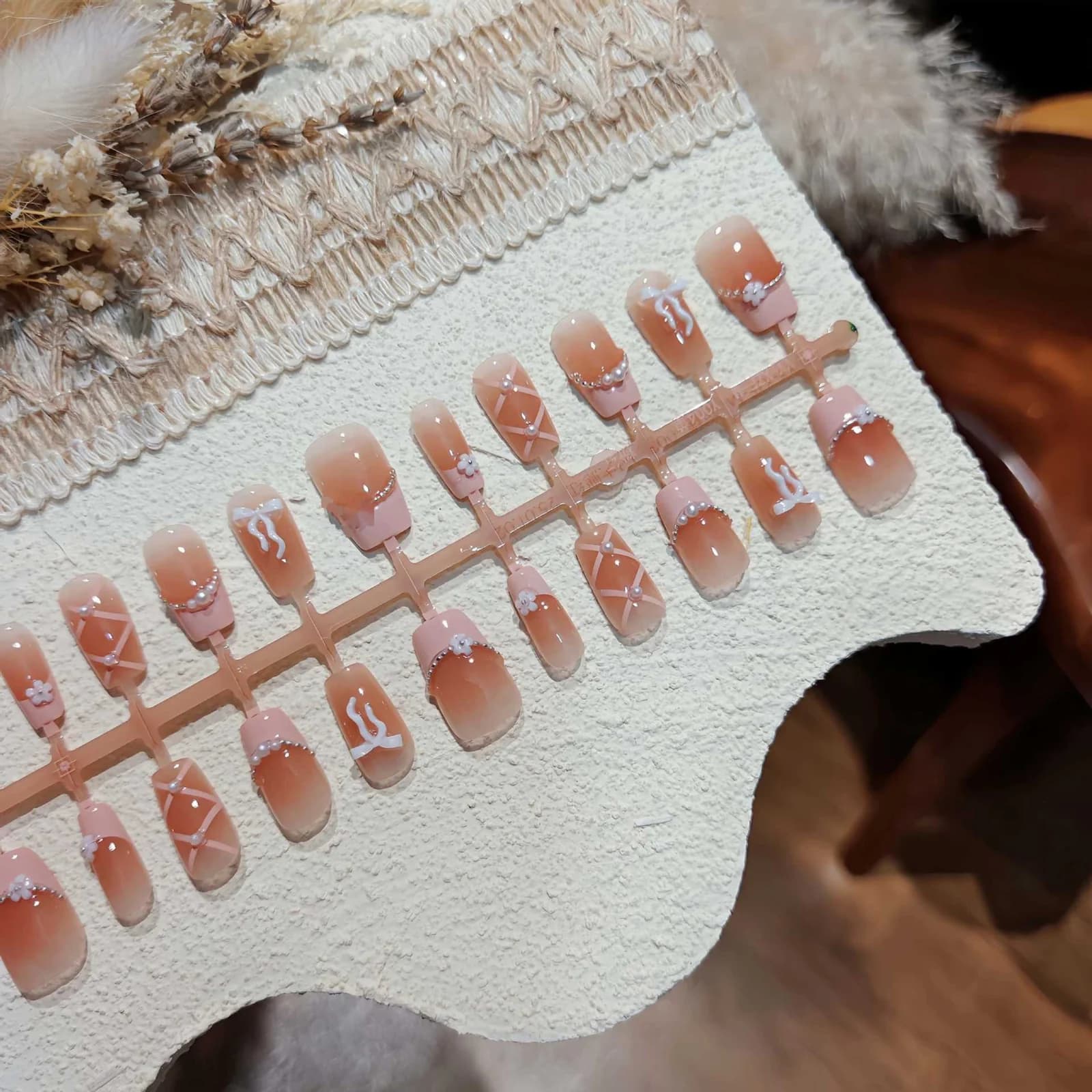 Roze French Tip Press-On Nails met Strik en Kettingdetails, Kort Vierkant