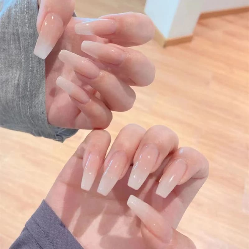 Melkwitte Gradient Press-On Nails Lange Coffin Vorm Franse Stijl