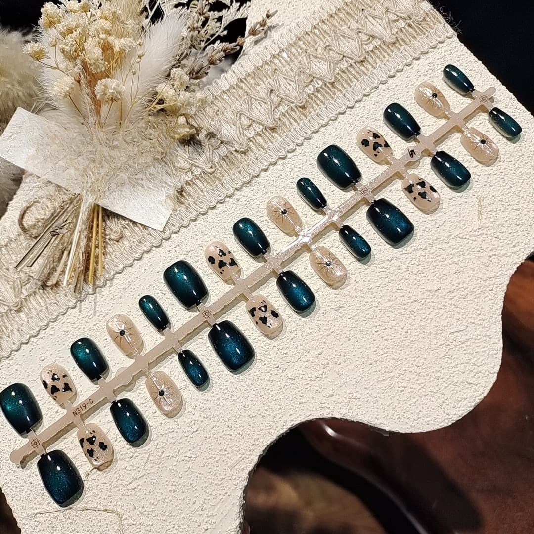 Donkergroene cat eye kunstnagels korte ballerina vorm