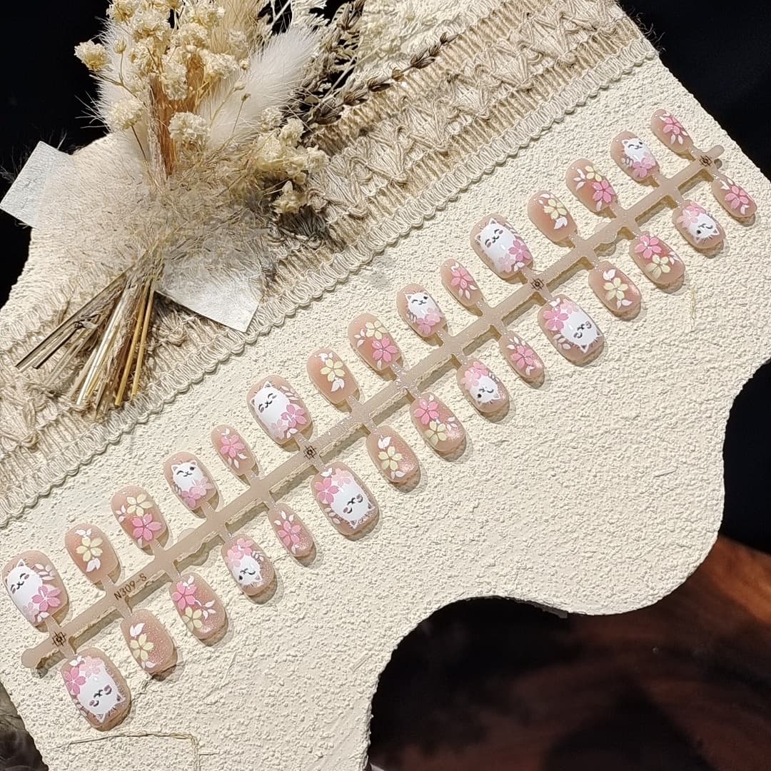Roze cat eye press-on nails, kort ballerina model bloemendesign