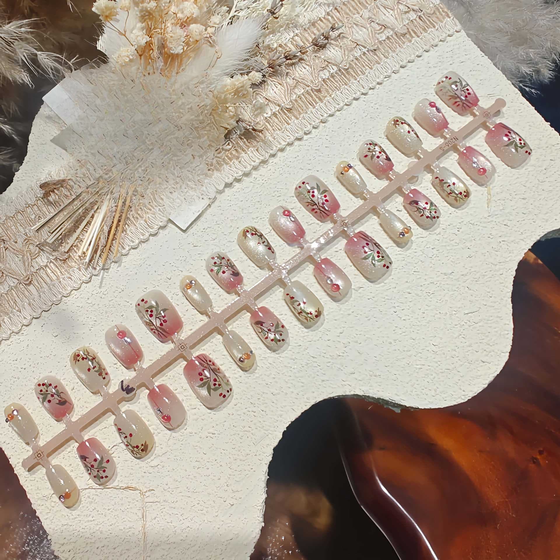 Rode Boon Cat Eye Press-On Nails met Strass en Bloemendesign