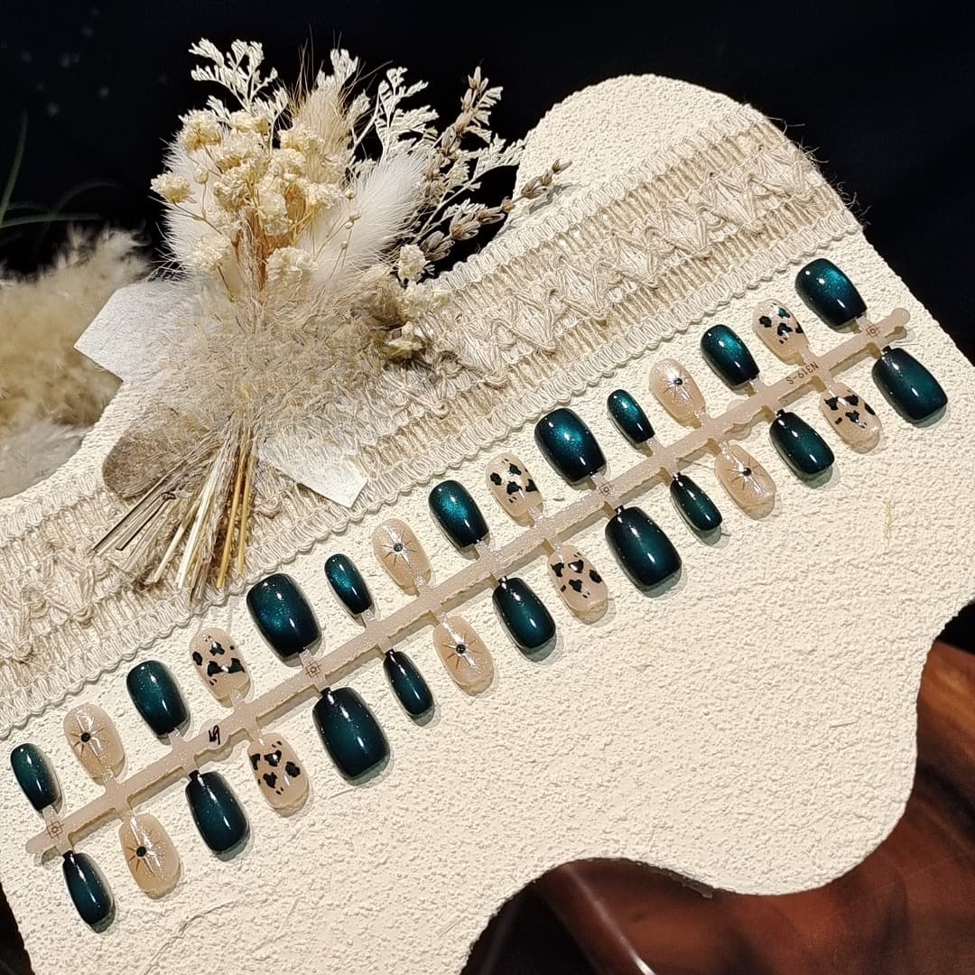 Donkergroene cat eye kunstnagels korte ballerina vorm