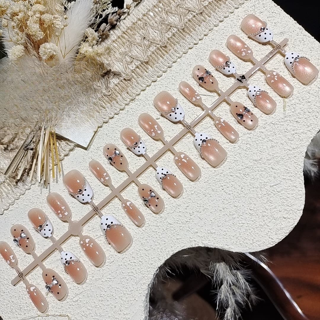 Korte Ovale Press-On Nails met Stippen, Parels en Cat Eye Glitter