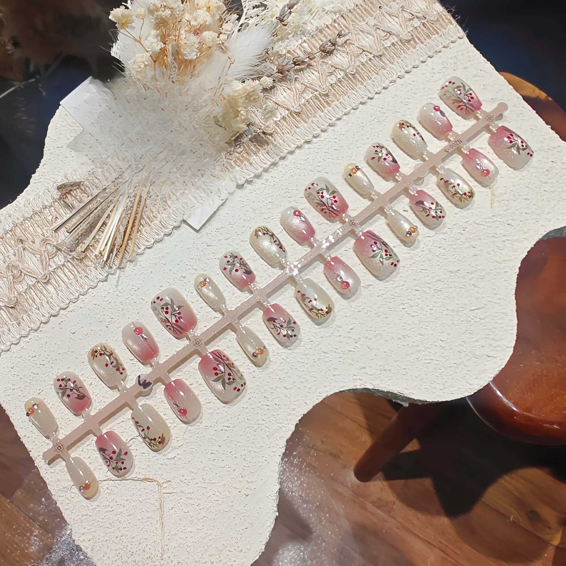 Rode Boon Cat Eye Press-On Nails met Strass en Bloemendesign