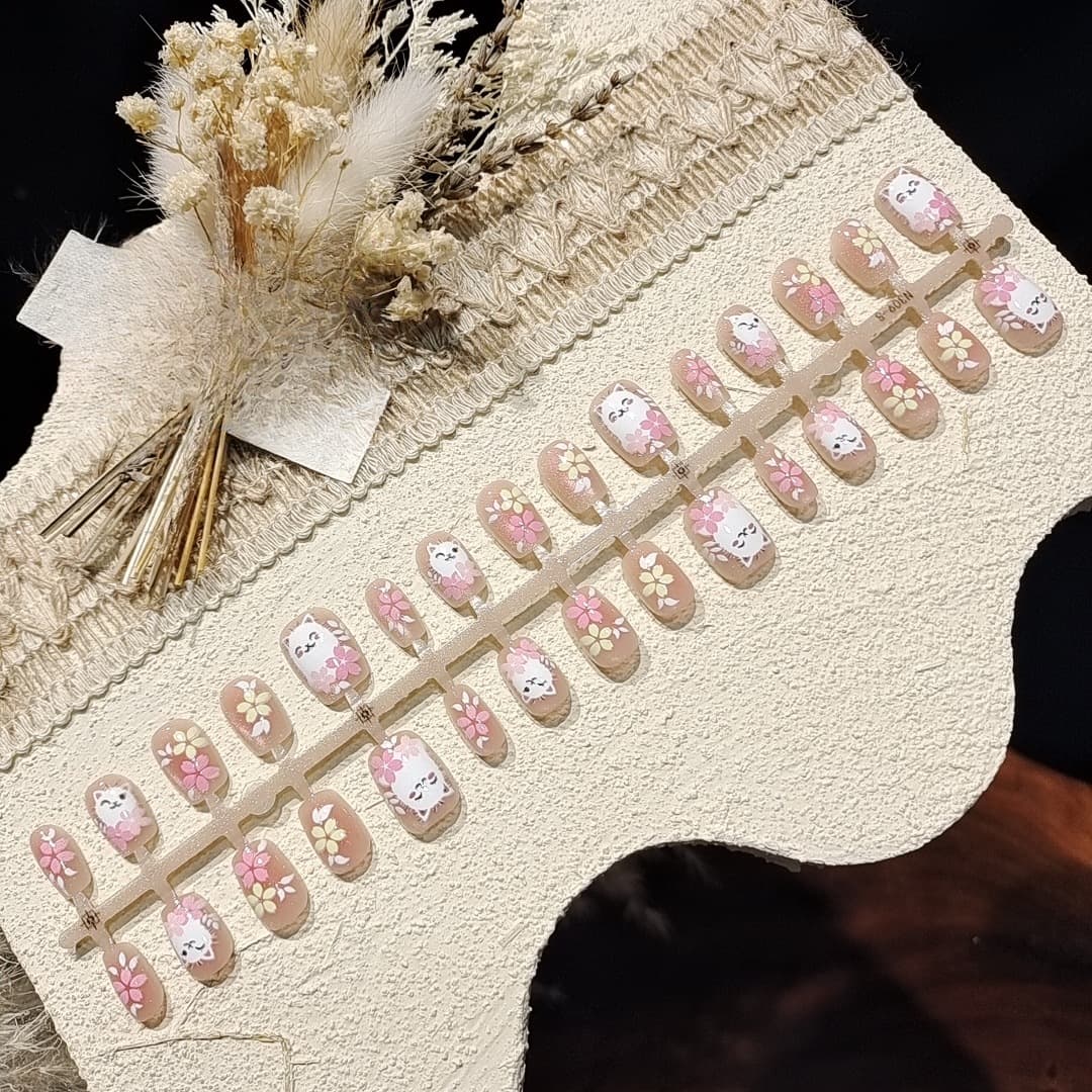 Roze cat eye press-on nails, kort ballerina model bloemendesign