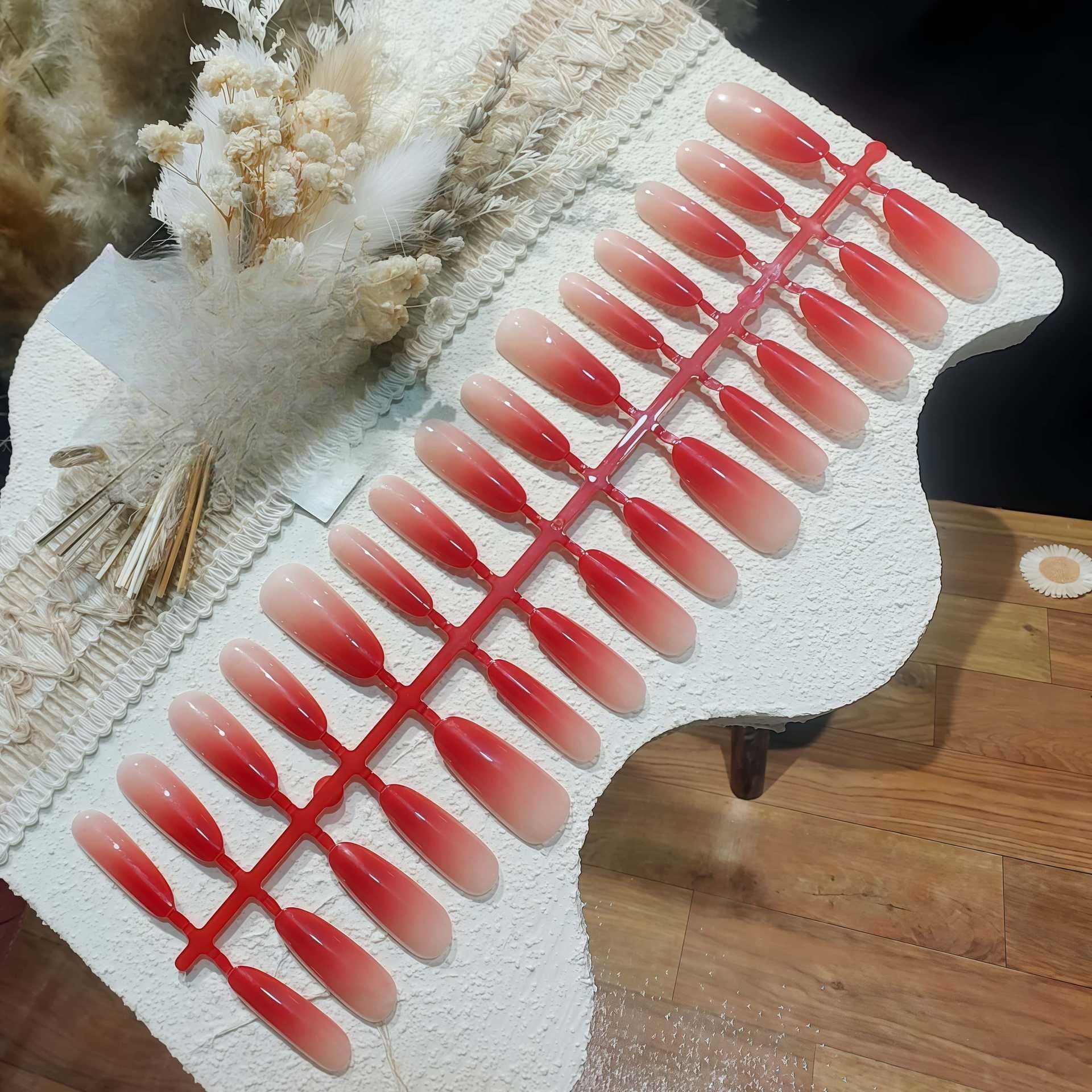 Rode ombre ovale press-on nagels, set van 30 stuks